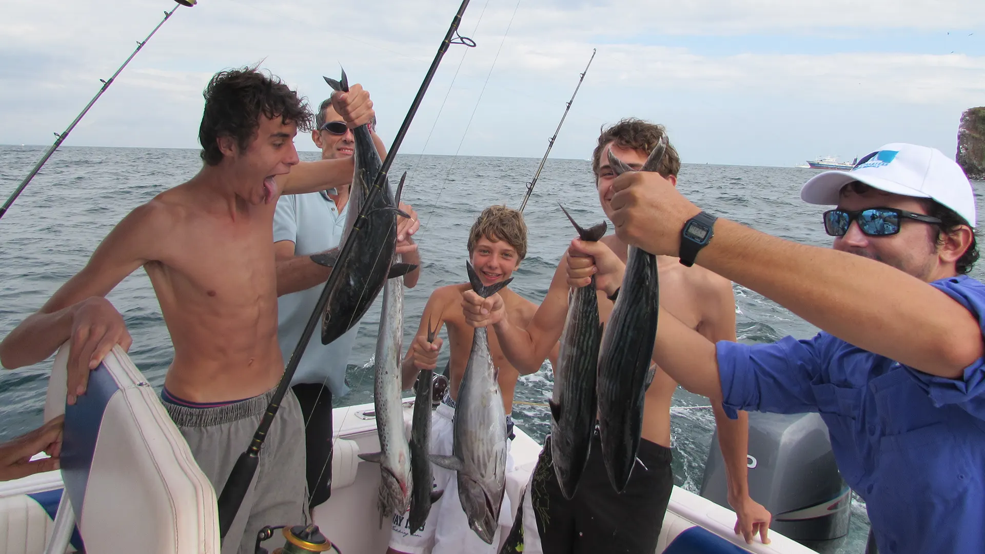 Proline 27 Panama Gem Charters Pearl Island tours fishing