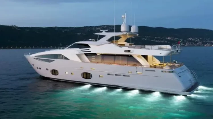 Ferretti 100'