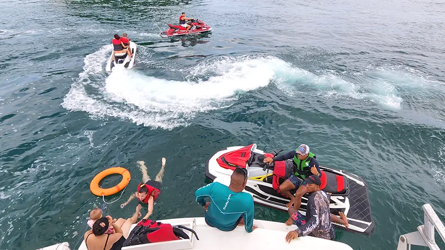 jetski panama party yacht rental - alquiler de yates para fiestas y eventos