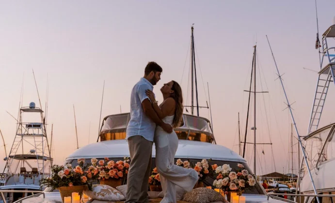 pareja sobre el viking 68 abrazo rom&aacute;ntico