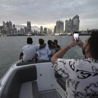 Paseo por la bah&iacute;a al atardecer - anochecer