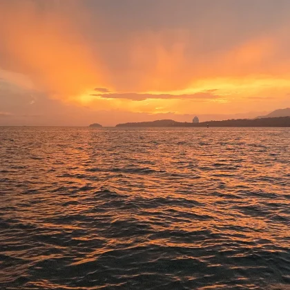 Paseo por la bah&iacute;a al atardecer - anochecer